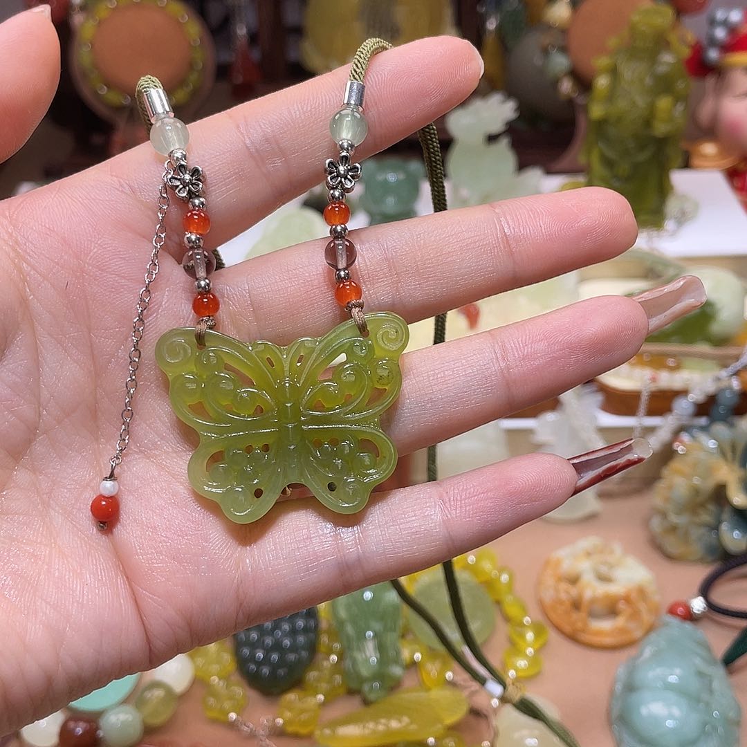 蛇纹石玉未镶嵌颈饰