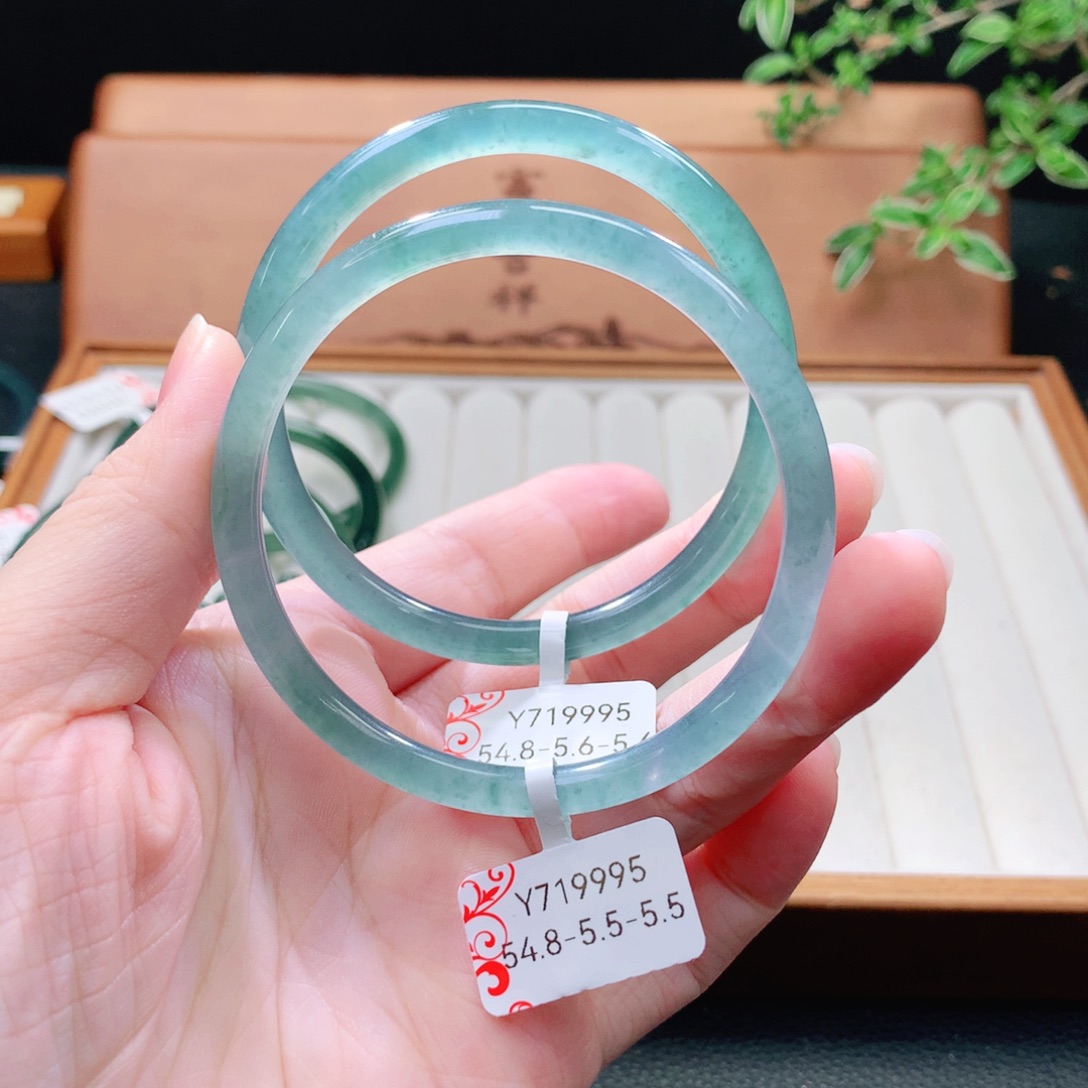 翡翠未镶嵌手镯（圆镯）