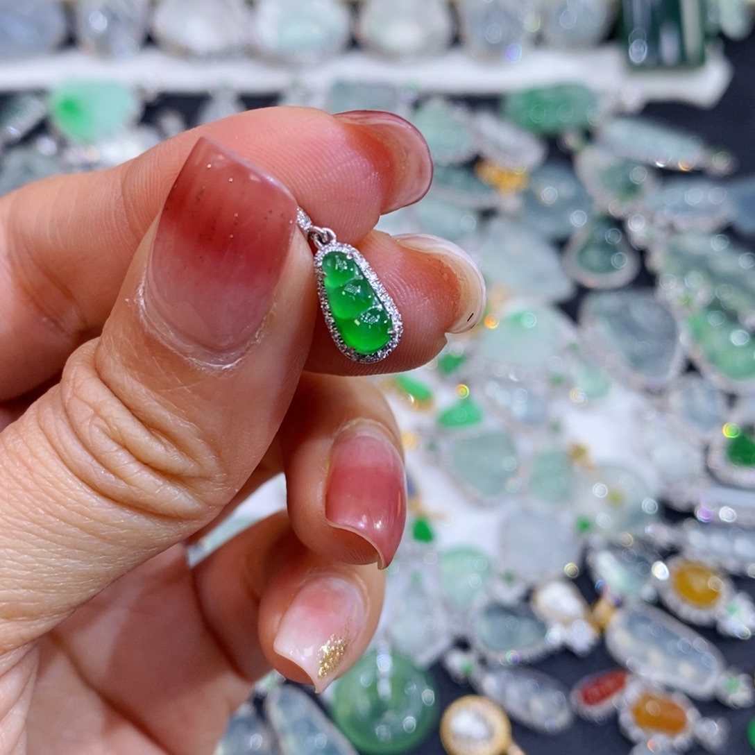 翡翠18K金镶嵌颈饰