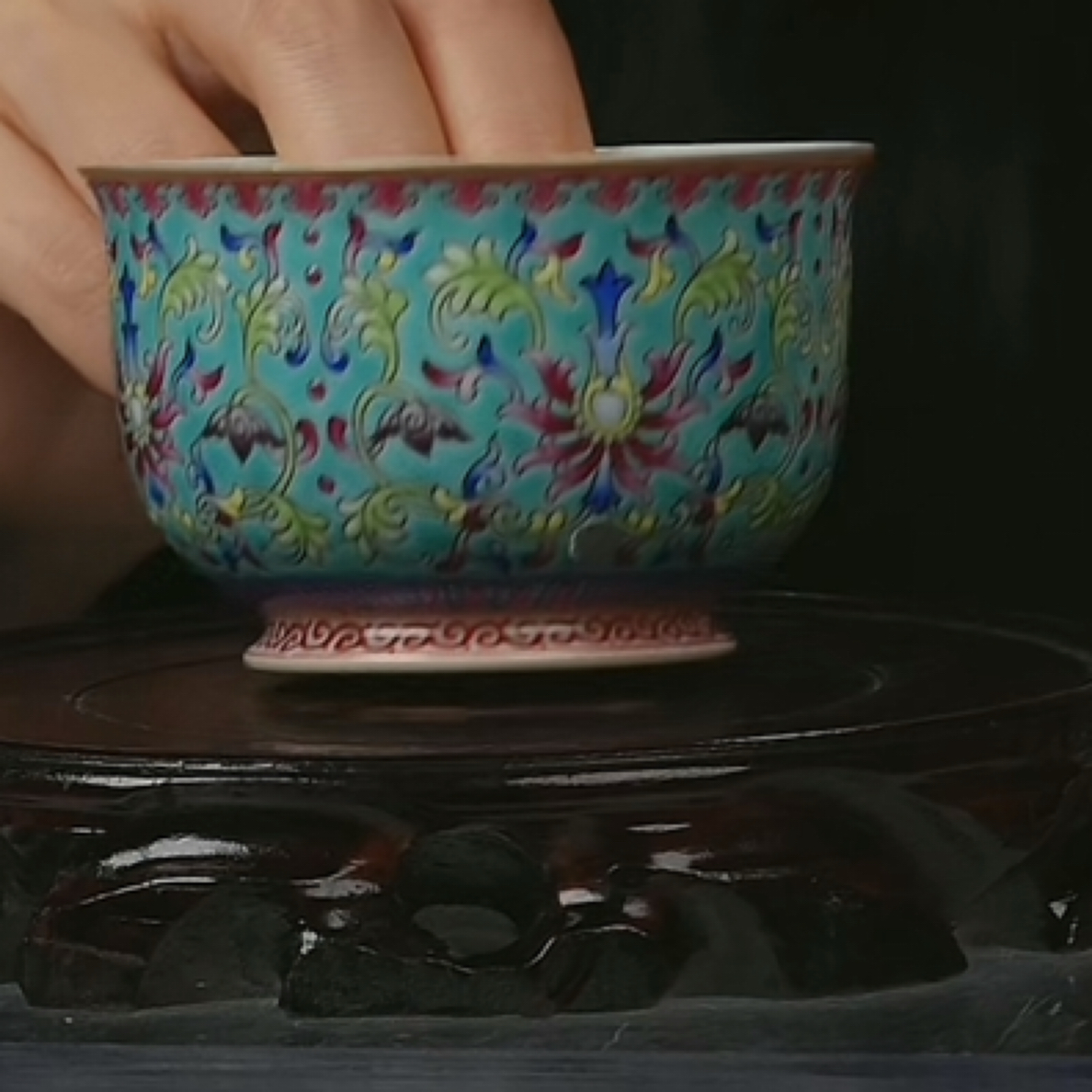 Y松石绿地粉彩缠枝西番莲纹杯