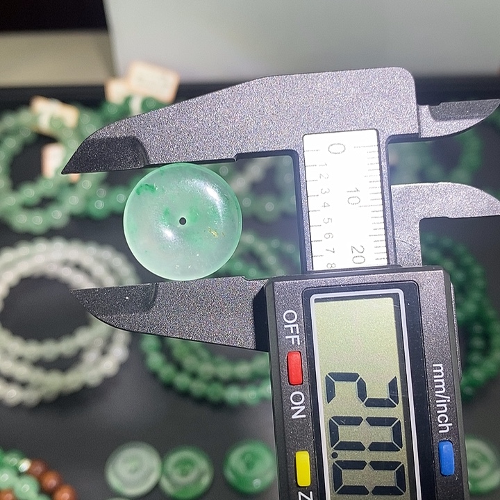 石英质玉未镶嵌颈饰