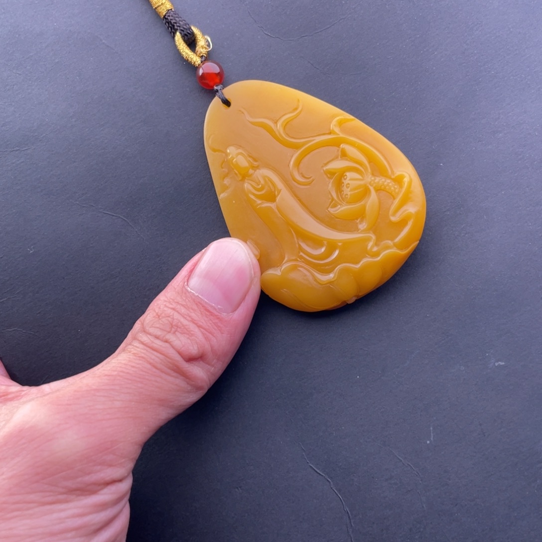 小***子石英质玉未镶嵌黄蜡石挂件