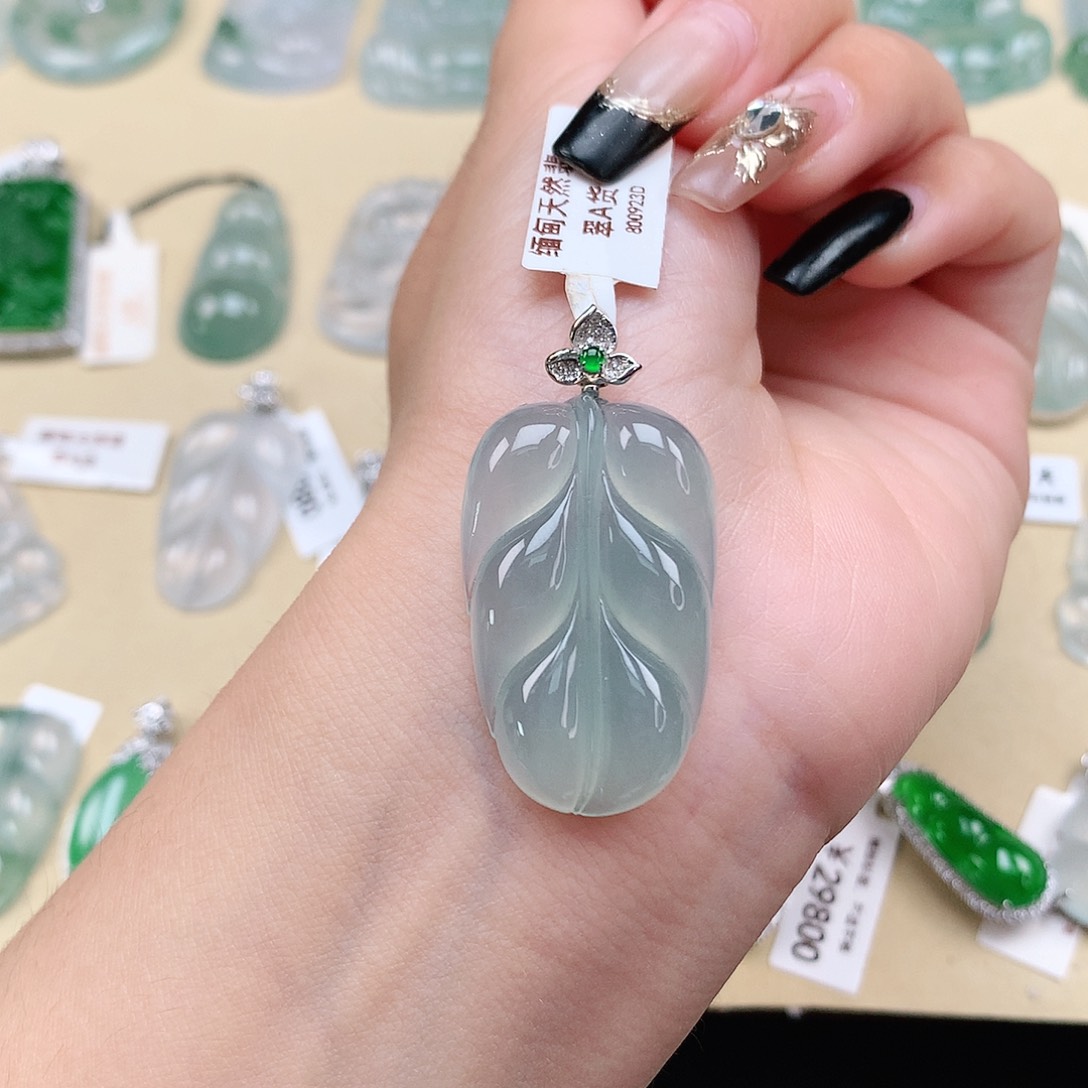 翡翠颈饰18K金镶嵌叶子
