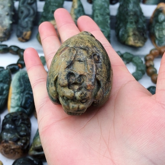 未镶嵌岫岩河磨玉（透闪石质玉）把件