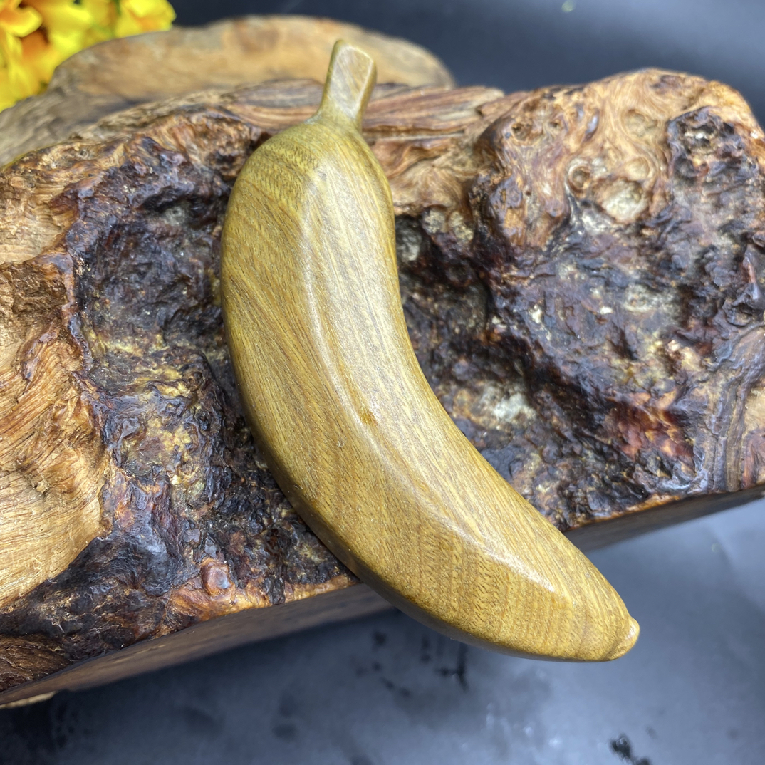 绿檀木手工雕刻香蕉手把件香气文玩挂件