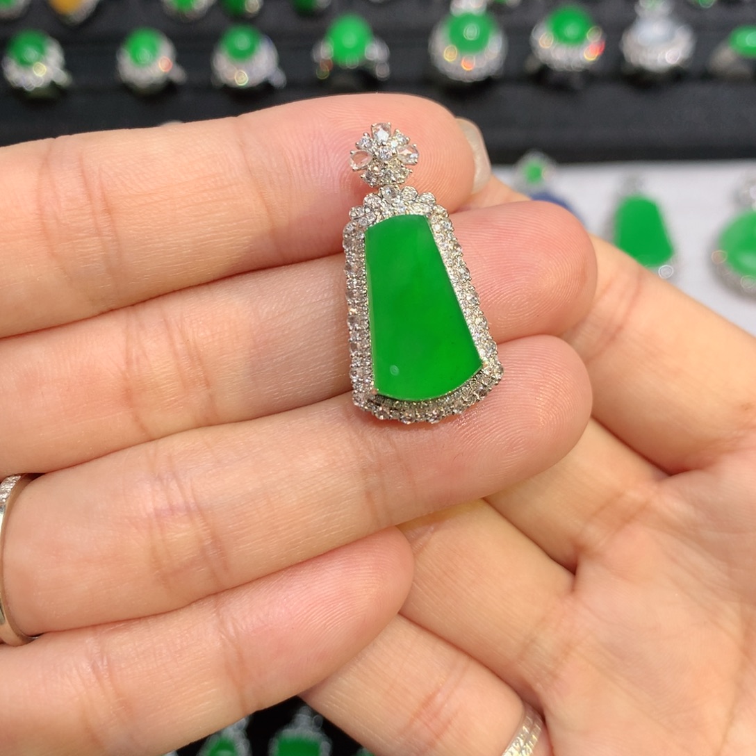 你***吖翡翠18K金镶嵌颈饰