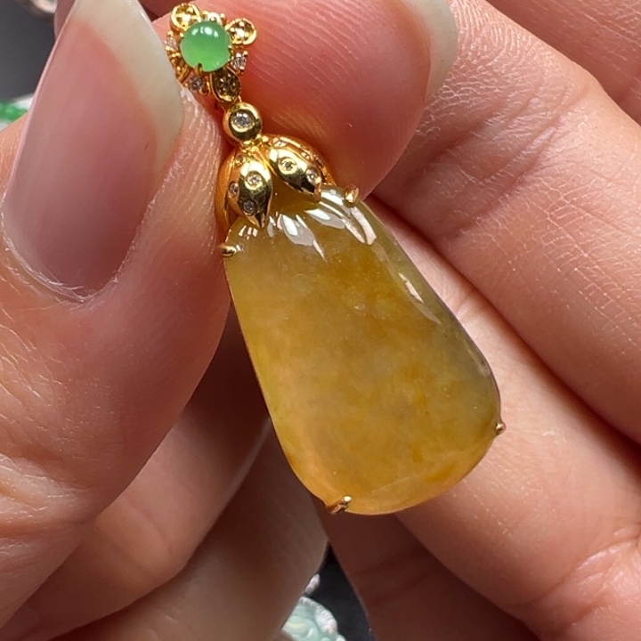 翡翠18K金镶嵌颈饰吊坠