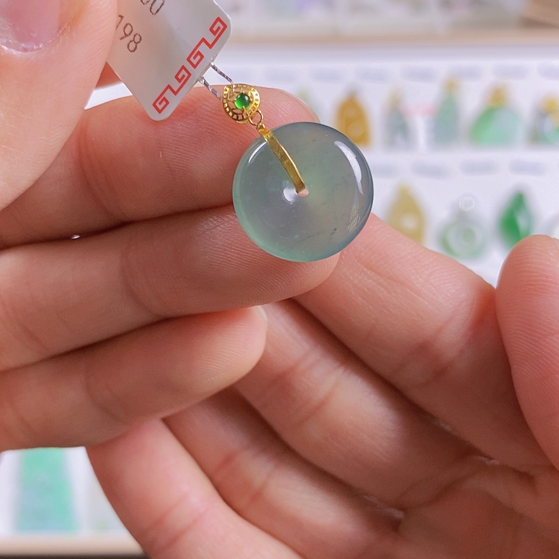 翡翠颈饰18K金镶嵌翡翠