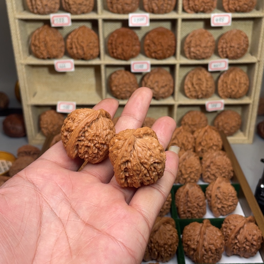 ****豆把件文玩核桃三角白