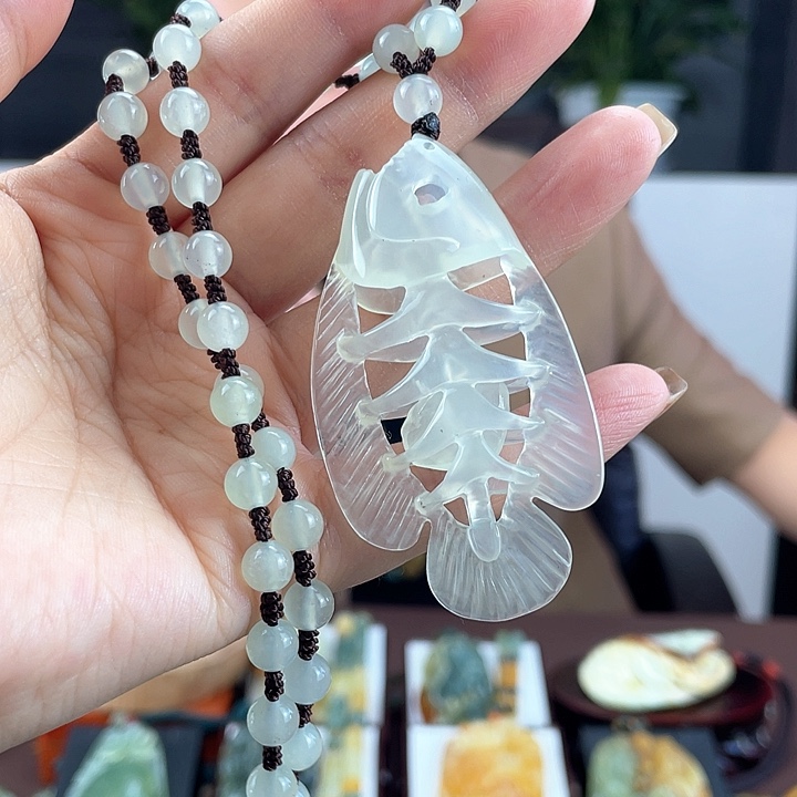 蛇纹石玉颈饰未镶嵌