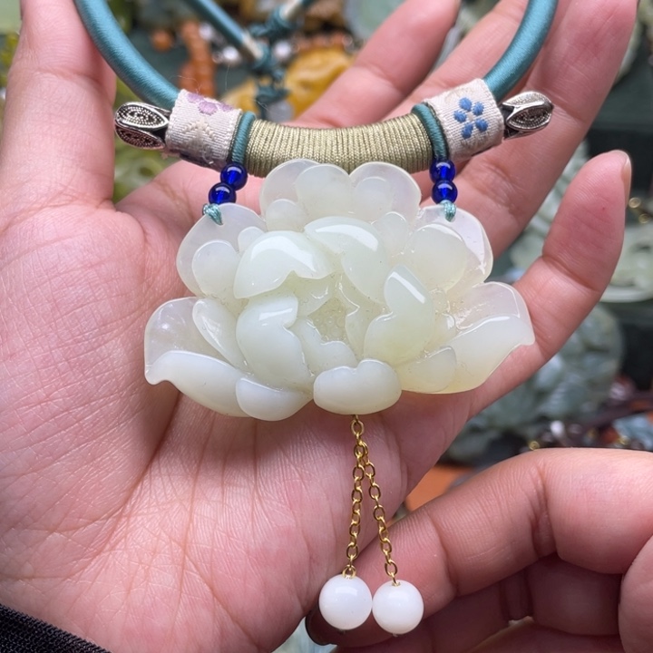 蛇纹石玉吊坠合金