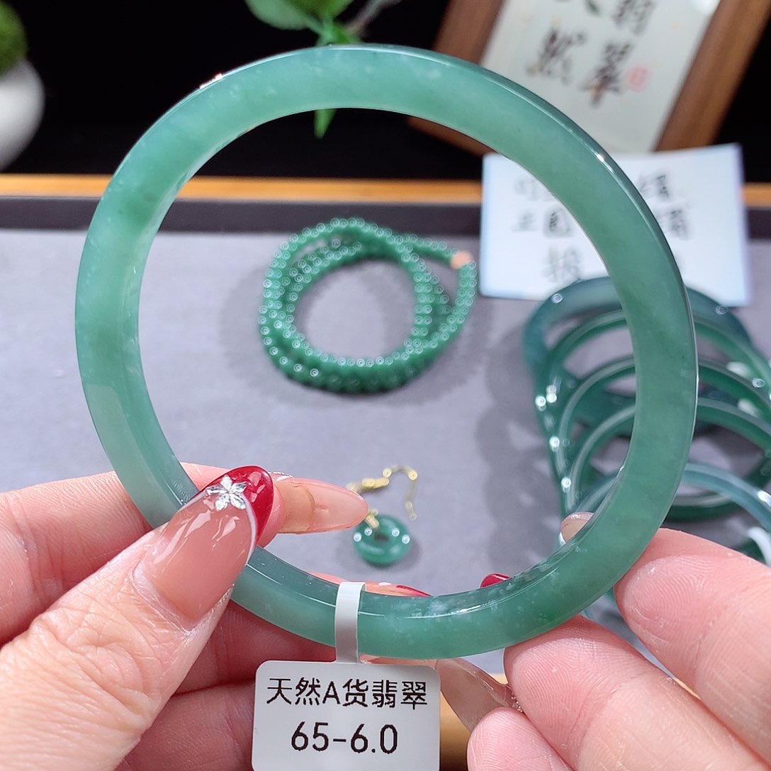 翡翠手镯（圆镯）未镶嵌