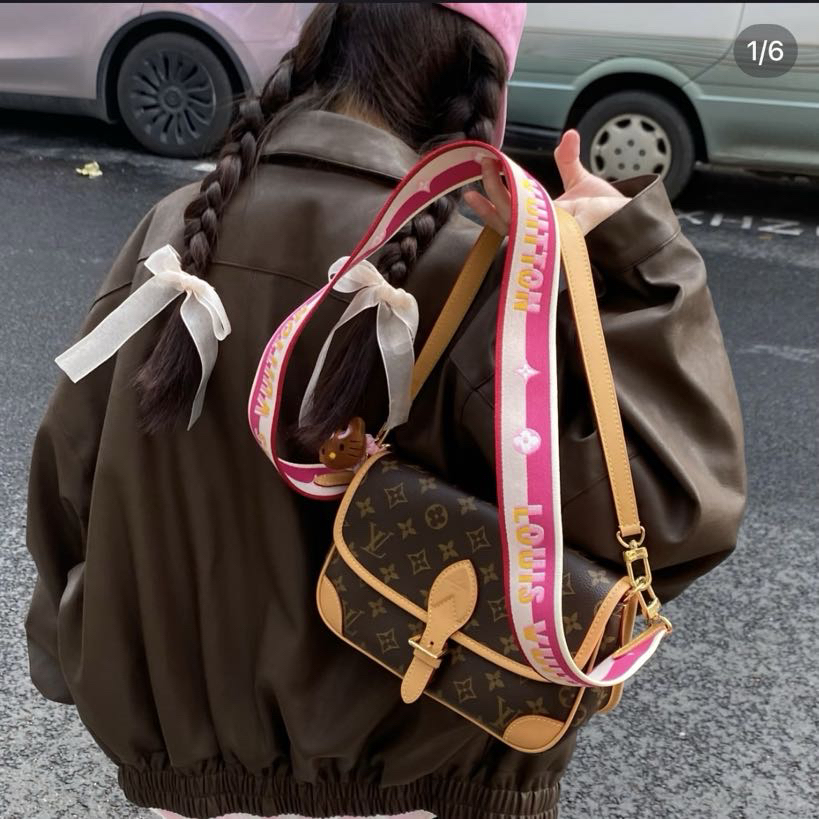 99新 LouisVuitton/路易威登 老花芯片粉色肩带法棍/6364