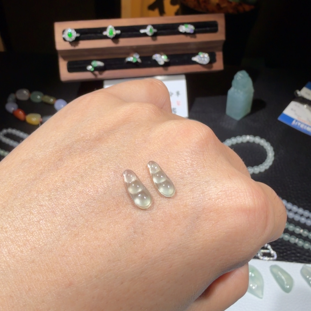 翡翠未镶嵌耳饰福利天然缅甸A货翡翠玻璃种福豆一对