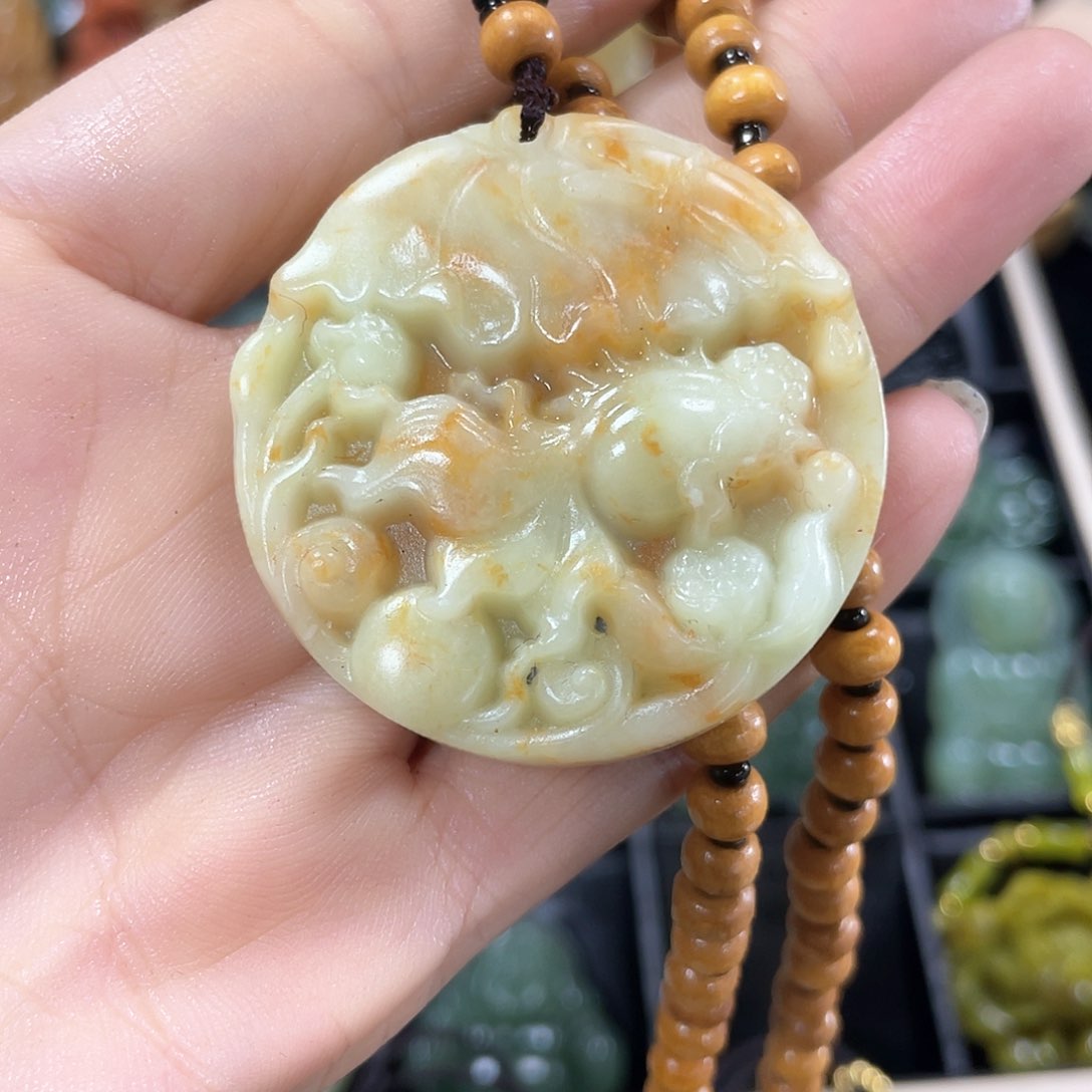 蛇纹石玉颈饰合金