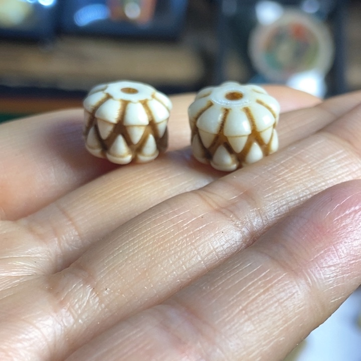 配饰驼骨雕刻一对出