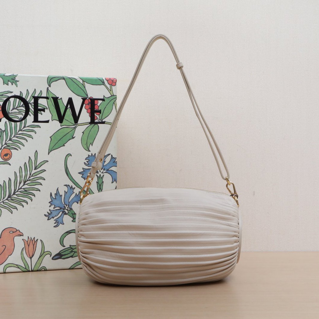 95新 LOEWE/罗意威 小花黑黑 米白色 Bracelet 褶皱包 灯笼包