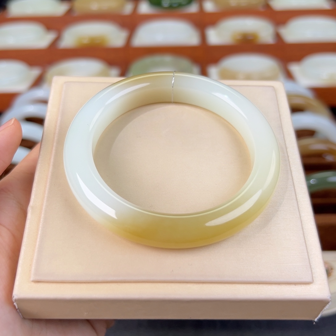 和田玉手镯未镶嵌和田玉