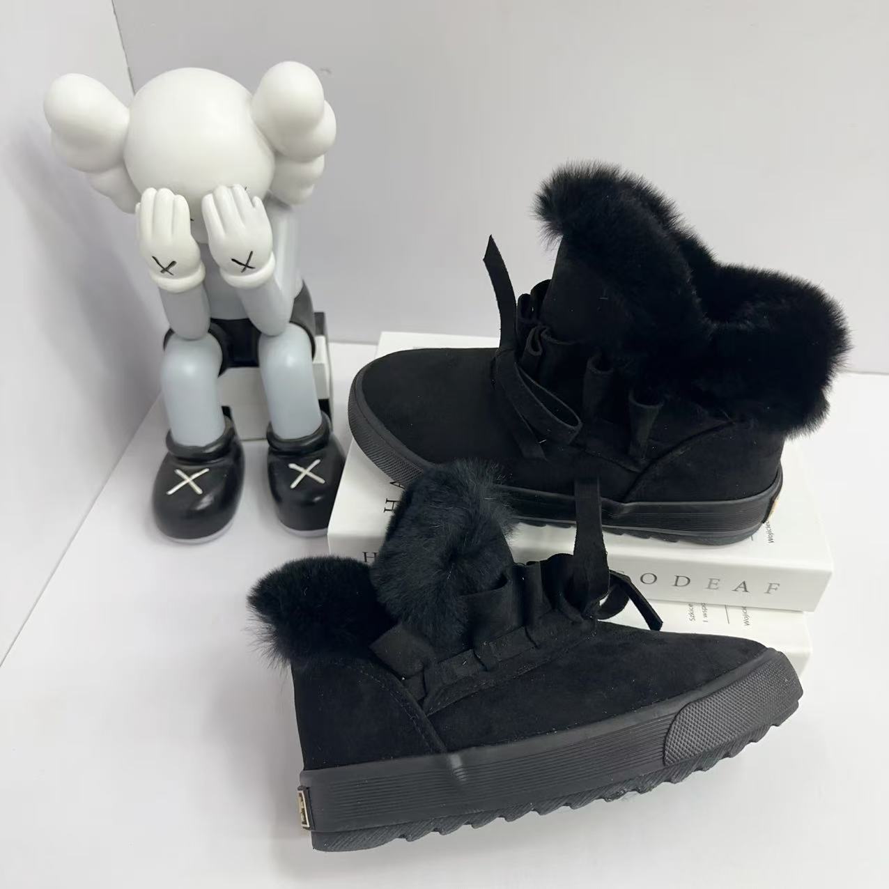 8222芭芭鸭儿童短筒时尚雪地靴黑色保暖雪地棉棉鞋冬季系带中跟