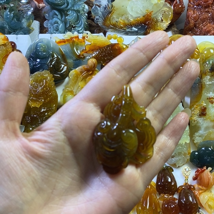 蛇纹石玉未镶嵌颈饰