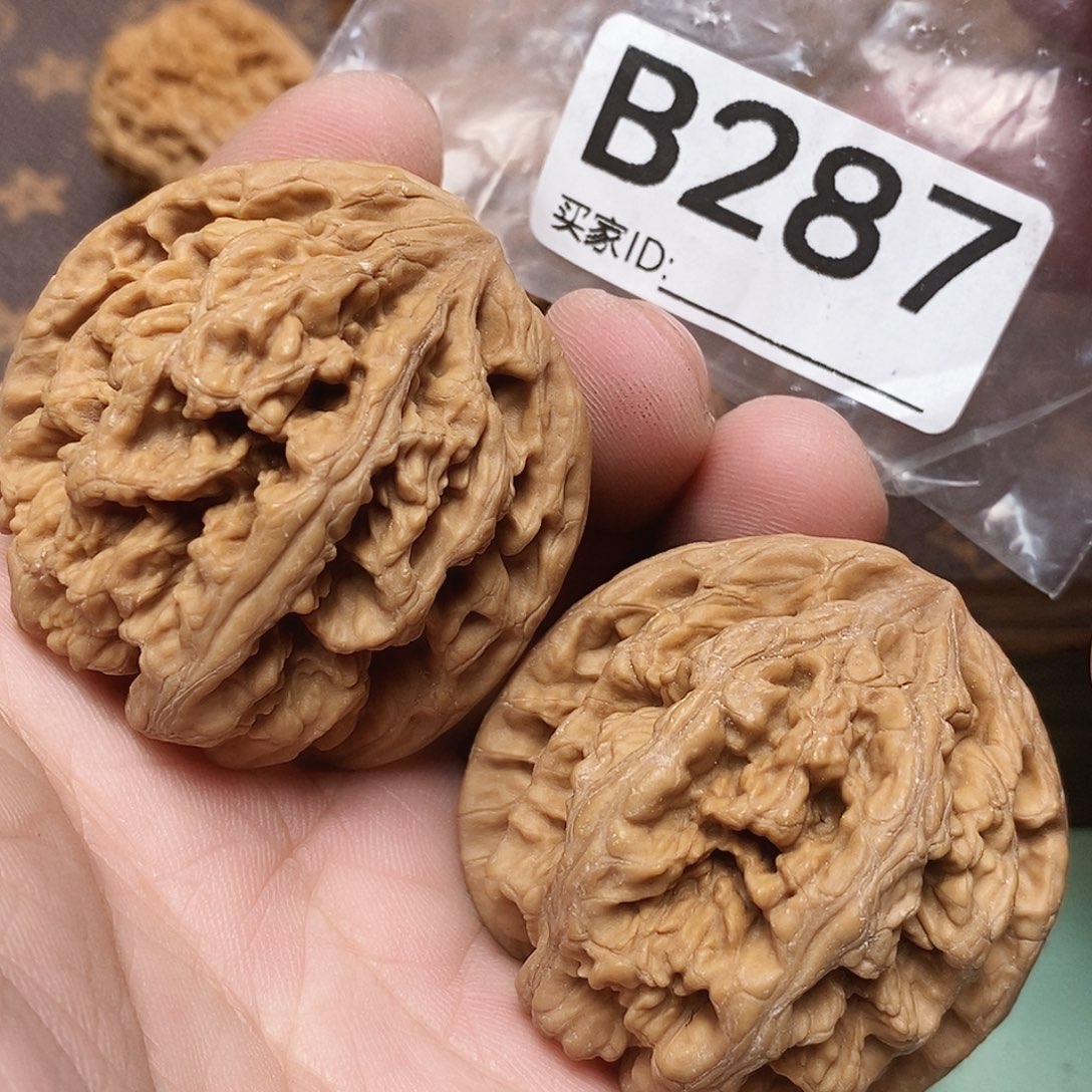 文玩核桃把件粗筋44尺。   