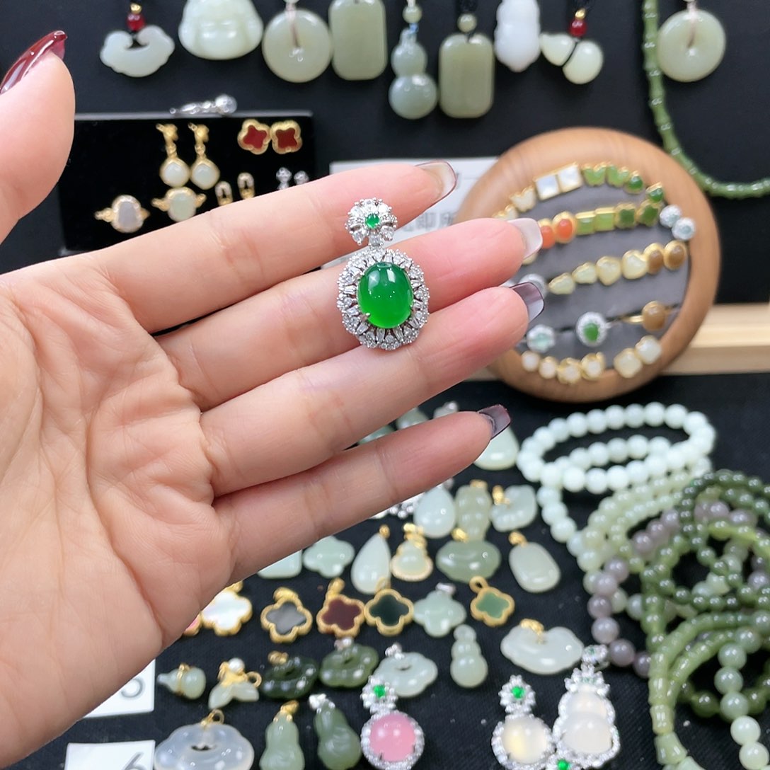 和田玉（糖玉）颈饰合金