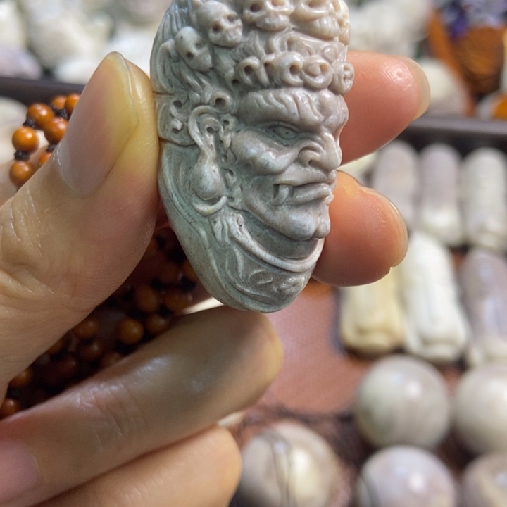 配饰鹿角雕刻一个出