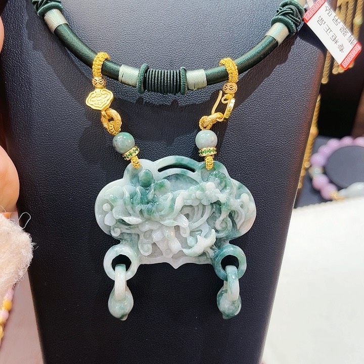 翡翠颈饰未镶嵌吊坠