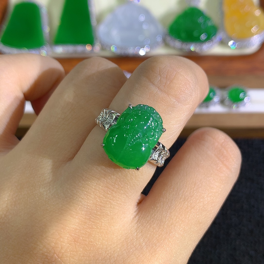 翡翠18K金镶嵌戒指貔貅