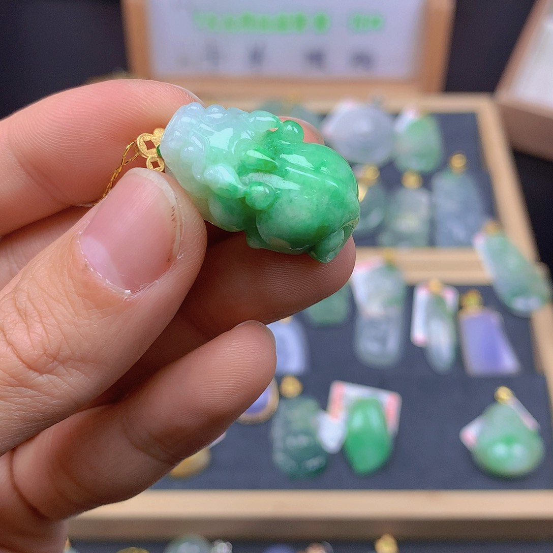 翡翠颈饰18K金镶嵌翡翠