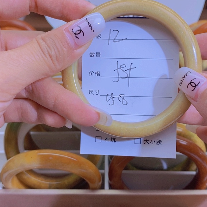 蛇纹石玉手镯未镶嵌葡****子