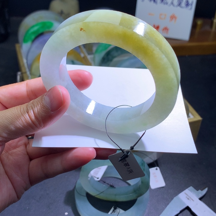 定制翡翠未镶嵌翡翠手镯