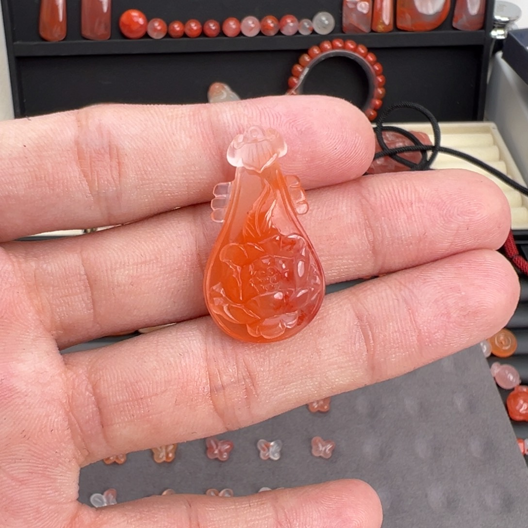 招***の南红玛瑙未镶嵌颈饰琵琶