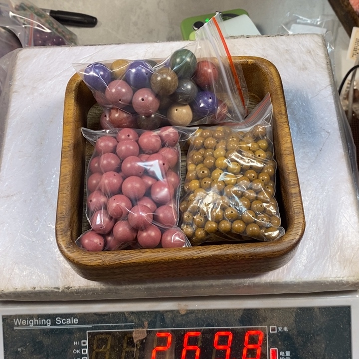 泥塑合香瑕疵珠。12