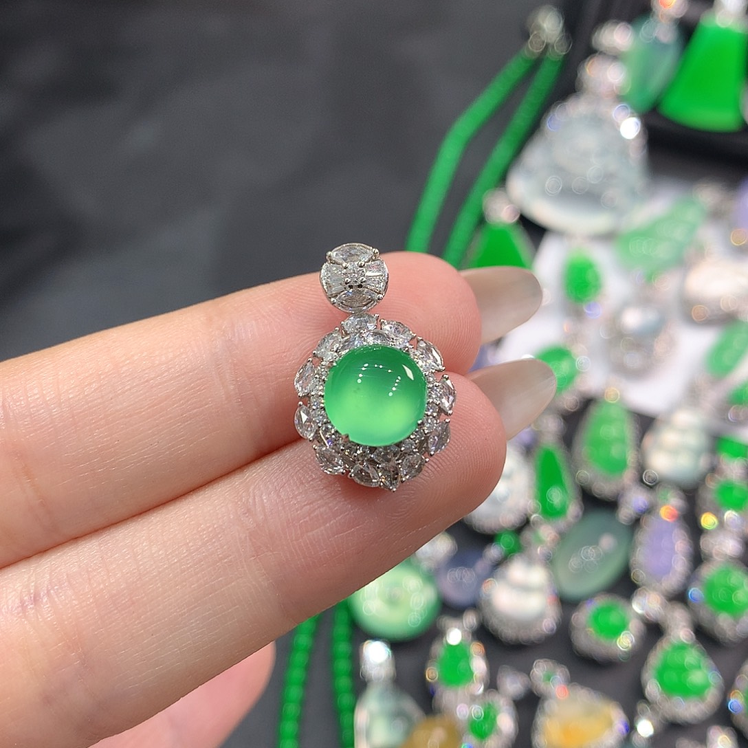 翡翠18K金镶嵌颈饰木那龙石种薄荷绿蛋面 48小时鉴赏期