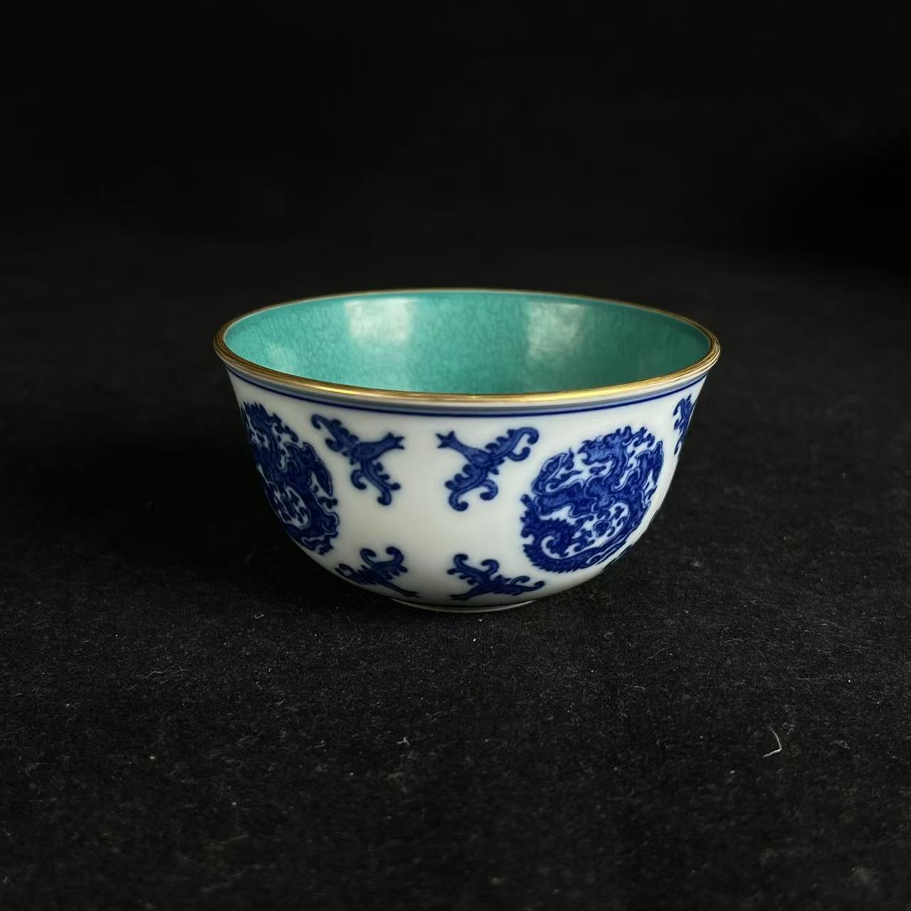 F内松石绿外青花团龙纹杯