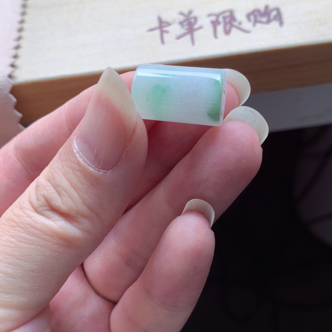 翡翠颈饰未镶嵌吊坠