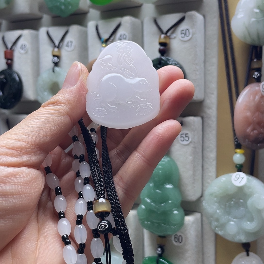 石英质玉未镶嵌颈饰