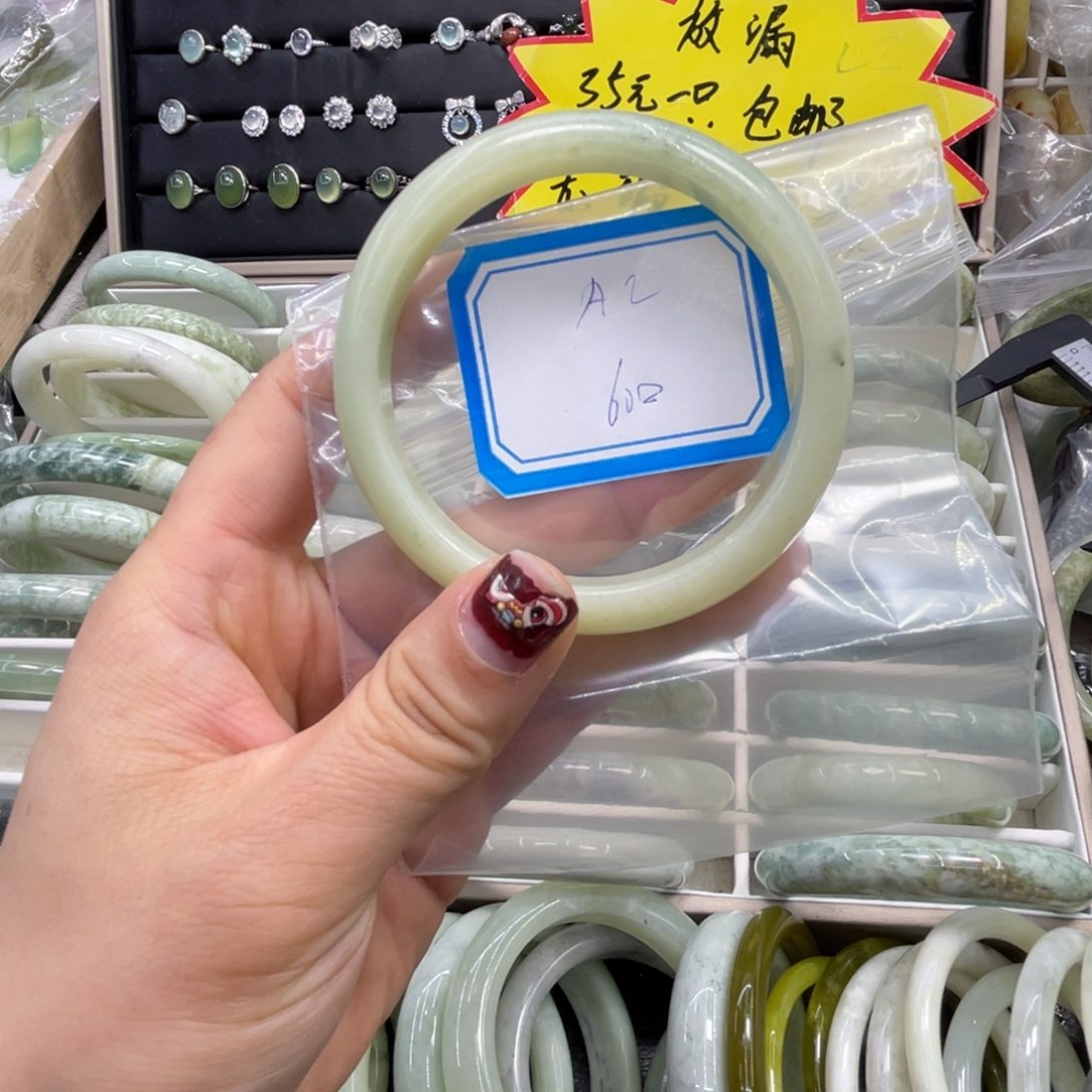 蛇纹石玉手镯未镶嵌