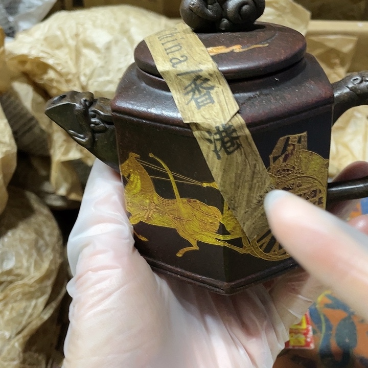 紫砂茶壶原矿泥料手工制作的一把紫砂壶。