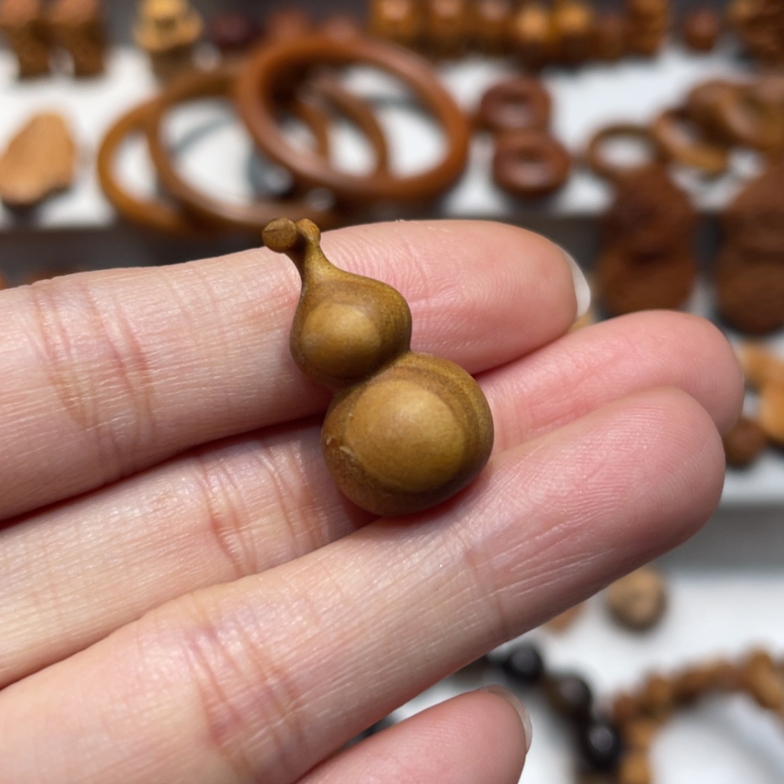 【闪购商品】檀香木吊坠村****卡小吊坠奶香