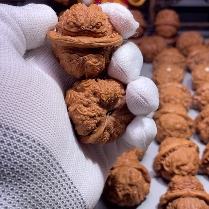 我**人蛤蟆头雕刻的金蟾