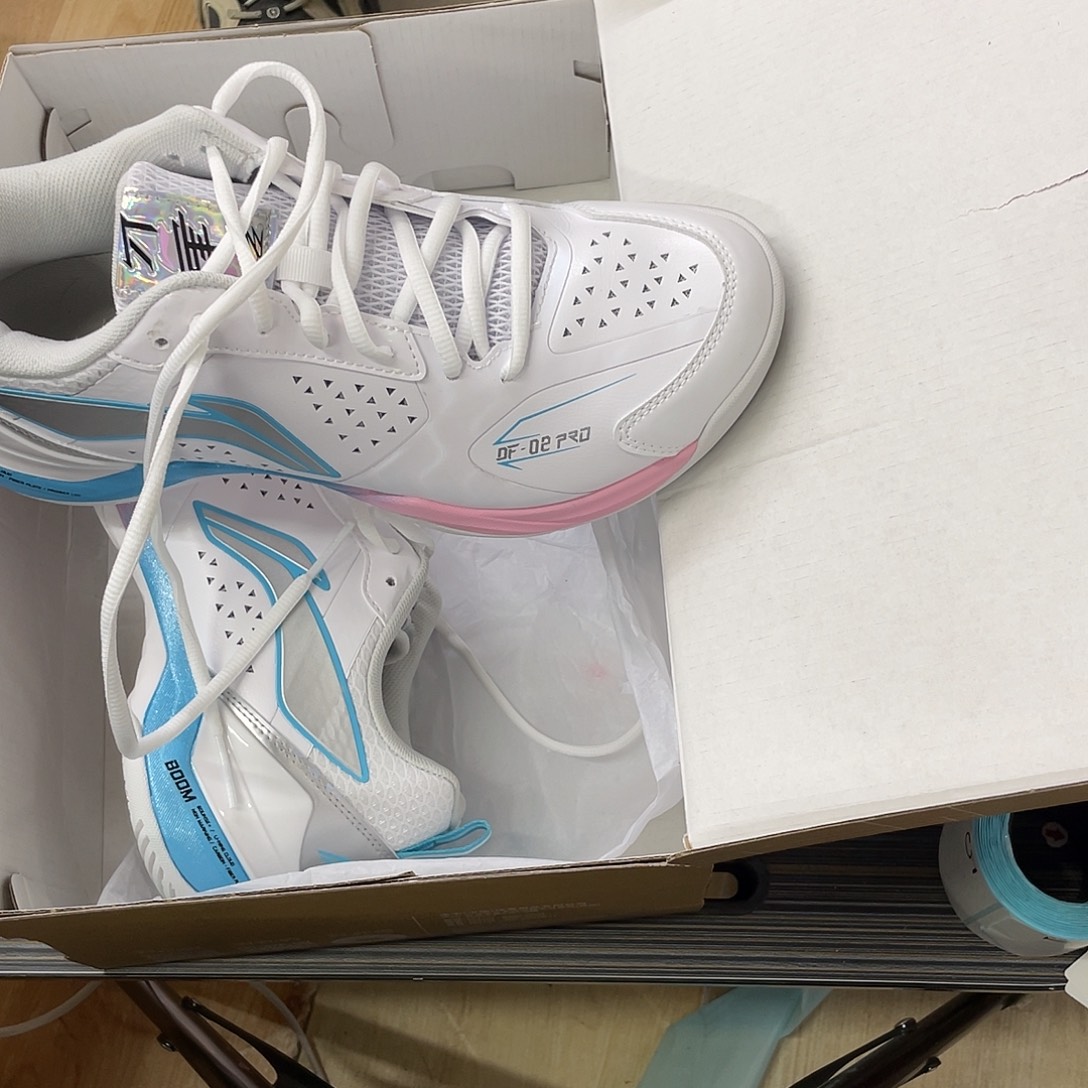 99李宁羽毛球鞋41.255底微脏