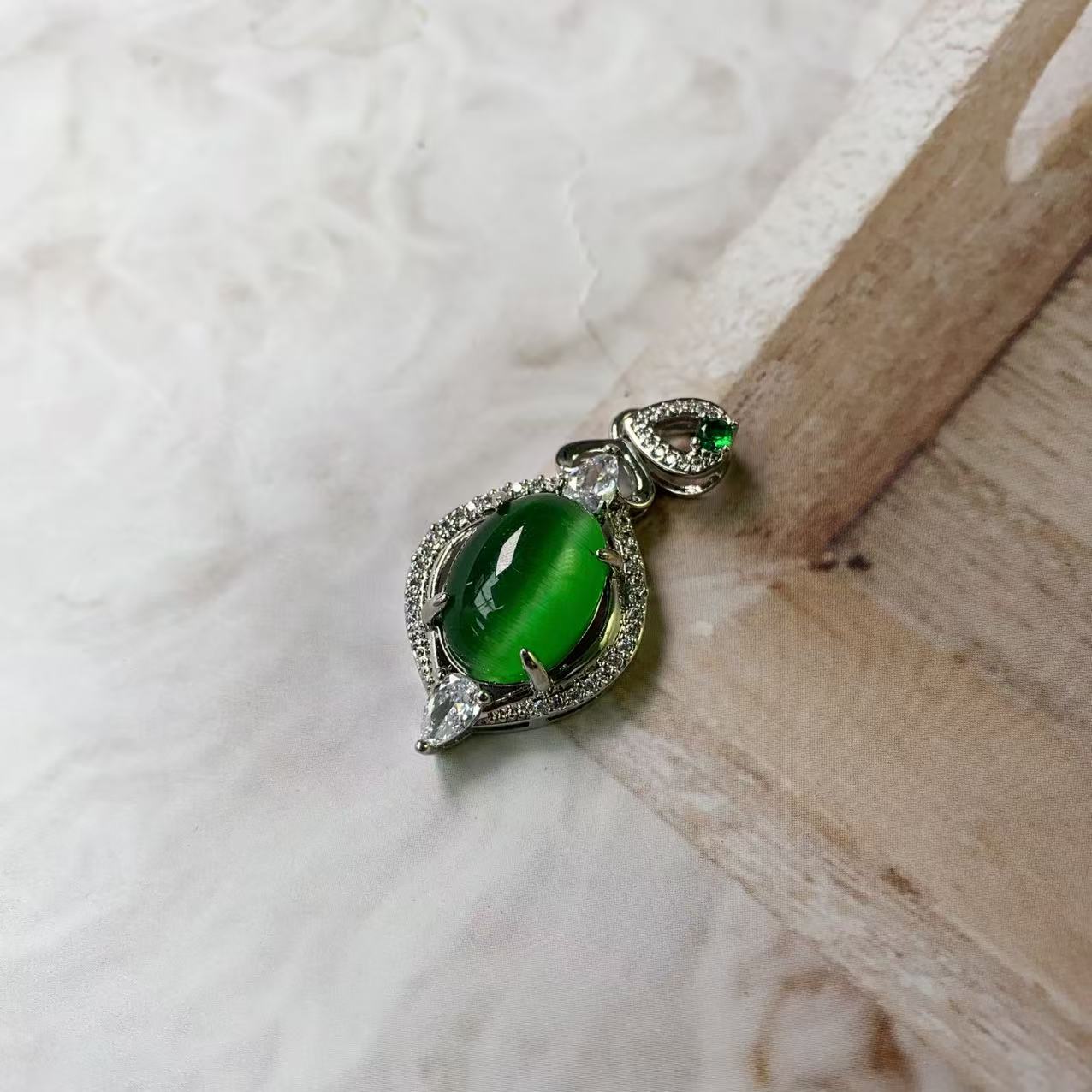 B155俄绿猫椭圆吊坠