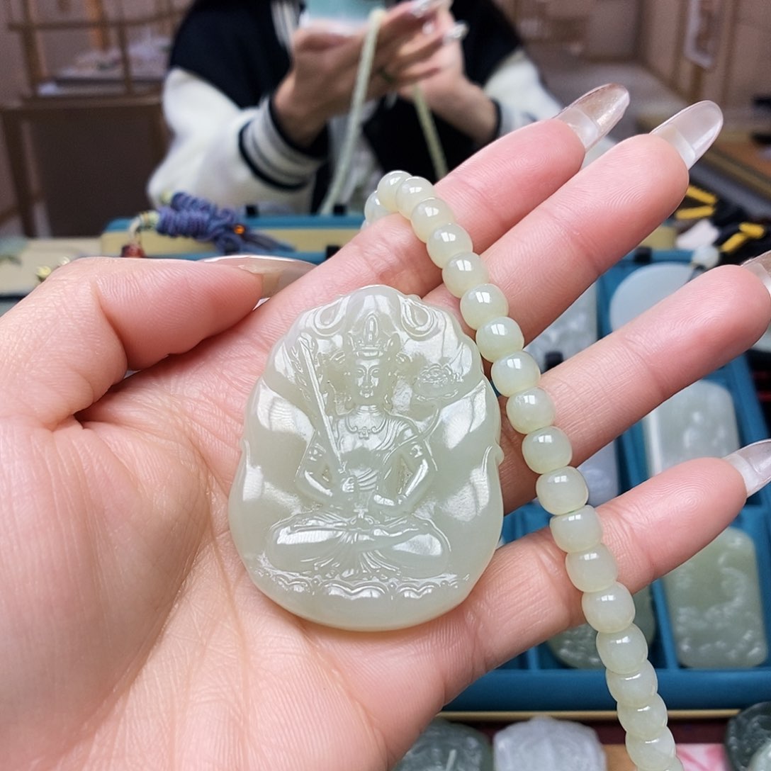 和田玉颈饰未镶嵌山**边