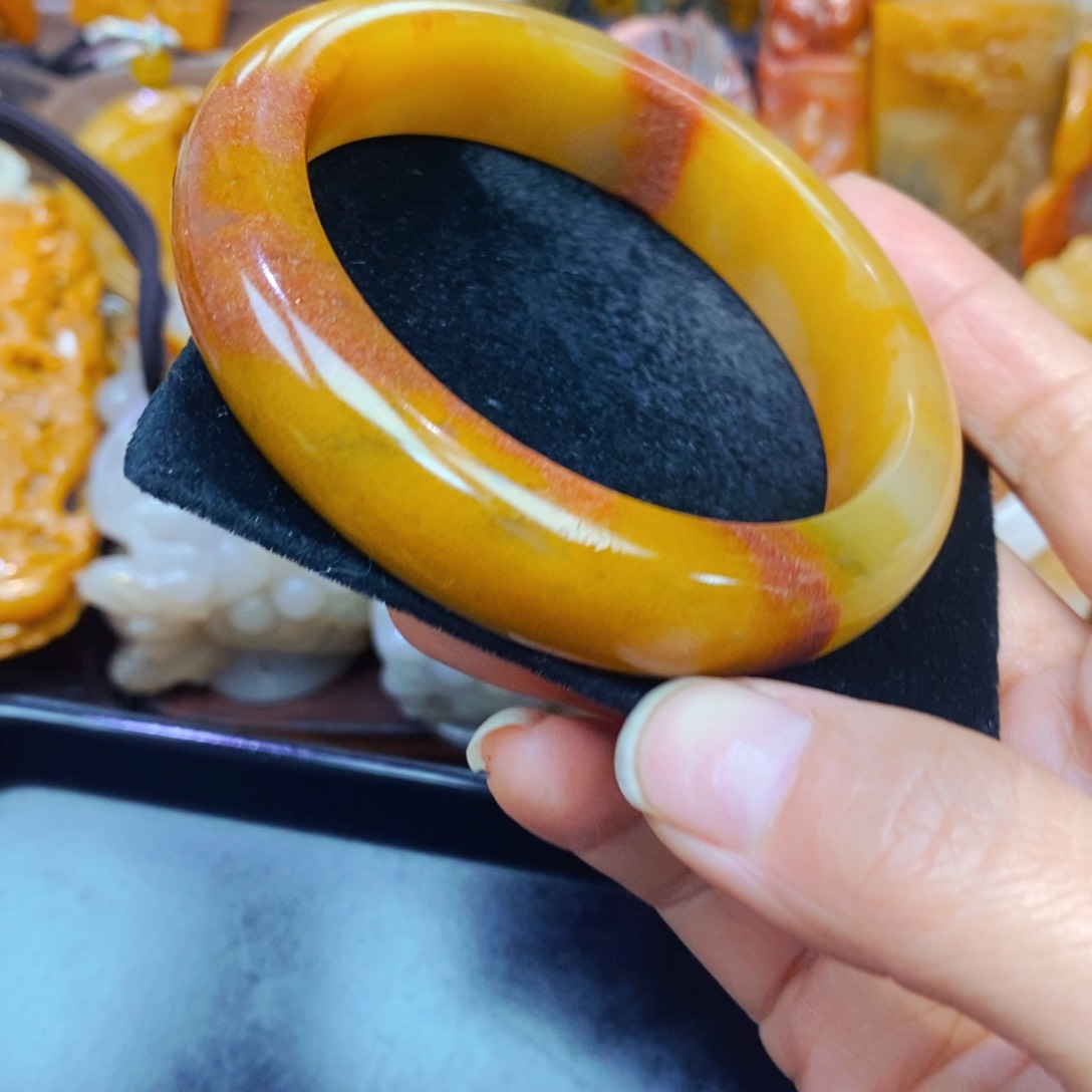 未镶嵌石英质玉（黄龙玉）手链