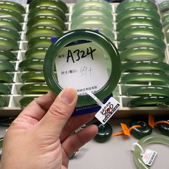 谢***你蛇纹石玉未镶嵌手镯