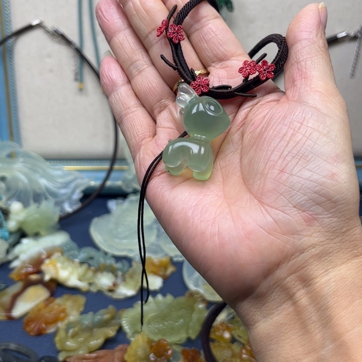 蛇纹石玉吊坠合金