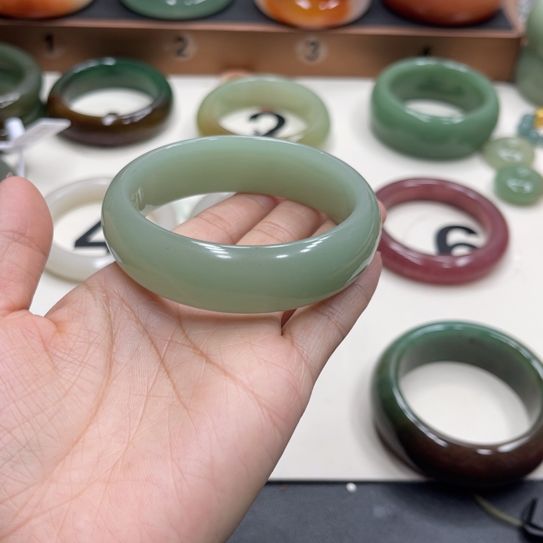 石英岩玉未镶嵌珠宝奇石