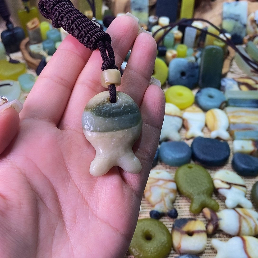 未镶嵌蛇纹石玉挂件观**?